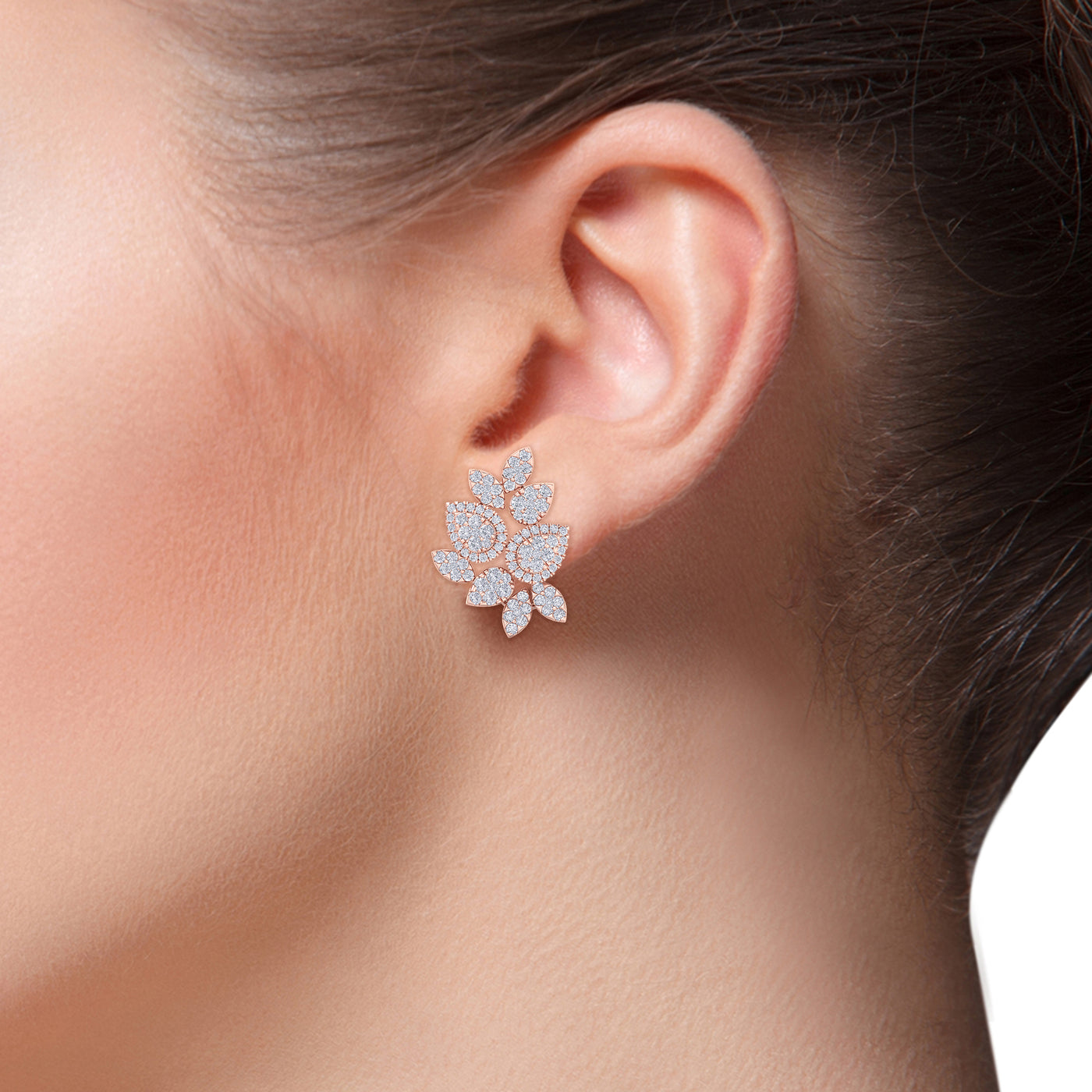 Flower shaped stud earrings in rose gold with white diamonds of 3.11 ct in weight
