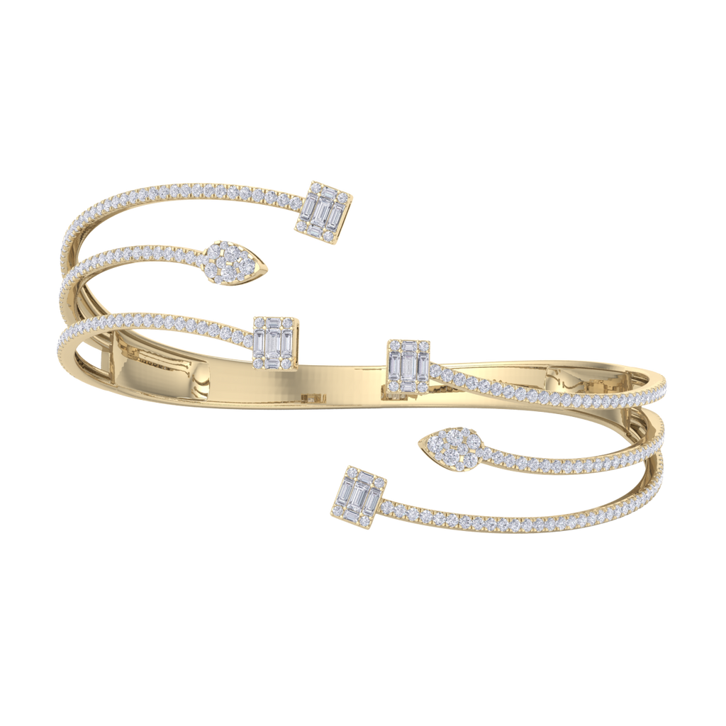 Intricate cuff in yellow gold with white diamonds of 3.24 ct in weight